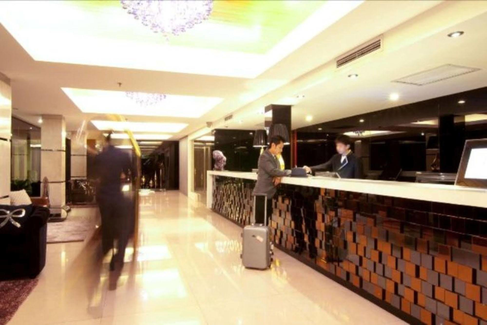 Rashmi'S Plaza Hotel Вьентьян Экстерьер фото