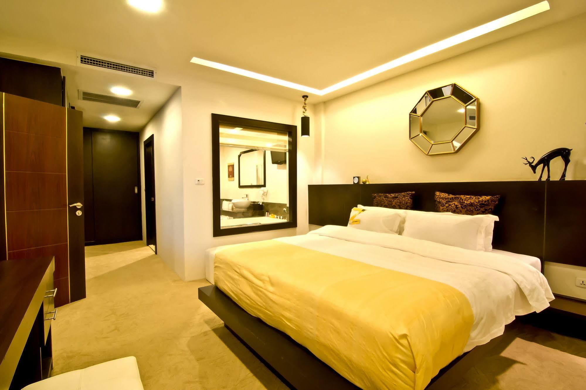 Rashmi'S Plaza Hotel Вьентьян Экстерьер фото